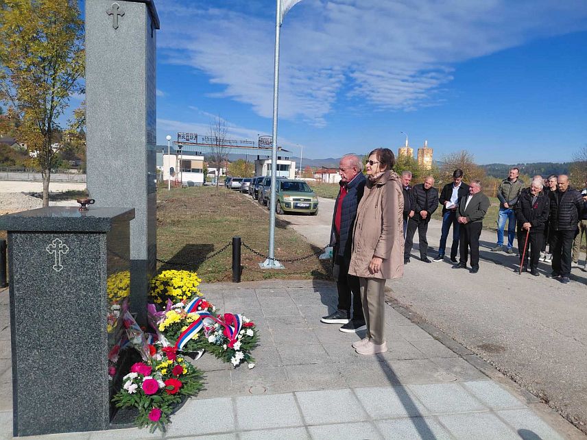 ПАЛЕ, 17. ОКТОБРА /СРНА/ - На Палама је данас служен помен и положени су вијенци и цвијеће на Спомен-обиљежје радницима предузећа "Фамос-Коран" и "Фабрике мотора специјалне намјене" /ФМСН/, који су као борци Војске Републике Српске погинули у Одбрамбено-отаџбинском рату.