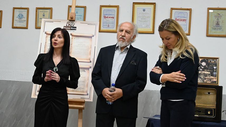 ФОЧА, 1. ОКТОБРА /СРНА/ - Оснивачки акти, вијести о важнијим догађајима из живота Фоче, стара радијска опрема, фотографије са терена, из студија и режије, дио су мултимедијалне изложбе "Пола вијека у етеру", која је отворена у Центру за културу и информисање, а којом Радио Фоча иде у сусрет свог великог јубилеја - пола вијека постојања.