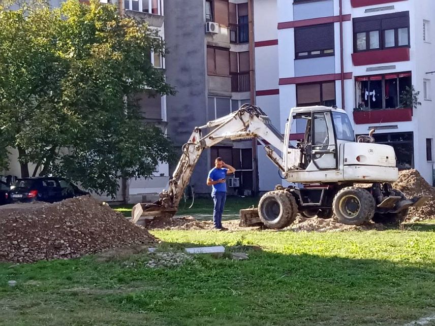 СРБАЦ, 1. ОКТОБРА /СРНА/ - У Српцу је почела изградња нове ламеле стамбене зграде са 15 стамбених јединица намијењених младим брачним паровима, а вриједност инвестиције износи 2,25 милиона КМ. Почетак радова данас су озваничили начелник општине Србац Млађан Драгосављевић и замјеник начелника Владимир Гужвић.