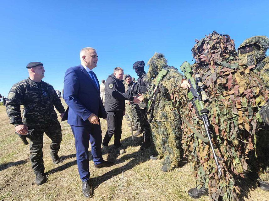 БАЊАЛУКА, 1. ОКТОБРА /СРНА/ - На Козари је почела тактичка вјежба поводом 10 година постојања и рада Центра за обуку Министарства унутрашњих послова /МУП/ Републике Српске. Вјежби "Козара 2026" присуствују и предсједник Владе Републике Српске Саво Минић, предсједник Милорад Додик, предсједник Народне скупштине Републике Српске Ненад Стевандић, министар унутрашњих послова Жељко Будимир и директор Полиције Синиша Кострешевић.