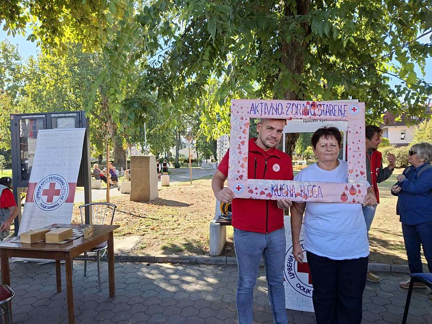 ШАМАЦ, 1. ОКTОБРА /СРНА/ - Црвени крст Републике Српске организовао је данас на Градском тргу у Шамцу централну манифестацију поводом обиљежавања Међународног дана старијих особа, с циљем указивања на значај бриге о старијој популацији. На тргу су изложени ручни радови центра за активно здраво старење из организација Црвеног крста које реализују пројекат "Старење и здравље" у сарадњи са Црвеним крстом Швајцарске. Изложени су и домаћи сокови, колачи и прехрамбени домаћи производи.