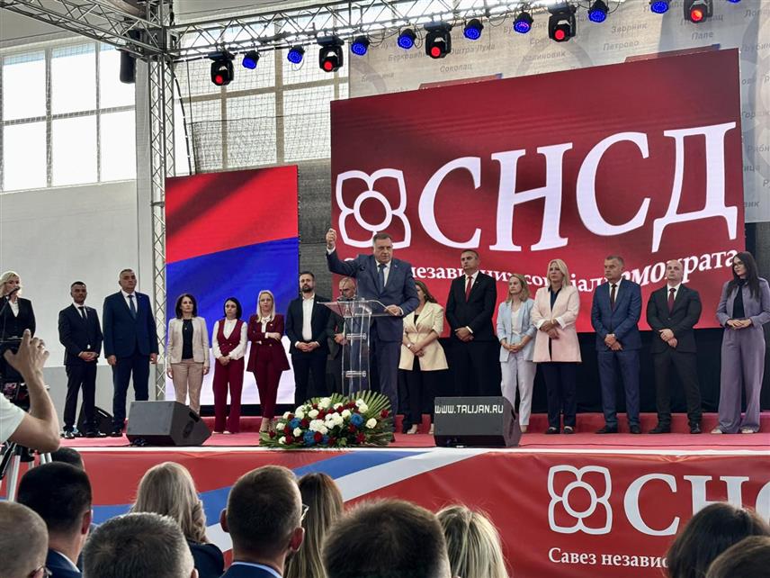 КОЗАРСКА ДУБИЦА, 1. ОКТОБРА /СРНА/ - Предсједник СНСД-а Милорад Додик на предизборној трибини у Козарској Дубици рекао је данас да се Козарска Дубица развијала уз СНСД и да ће то бити настављено и убудуће.
