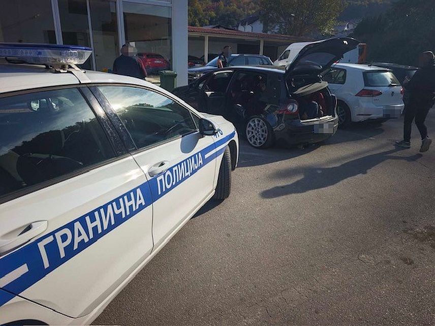 САРАЈЕВО, 20. ОКТОБРА /СРНА/ - Припадници Граничне полиције БиХ спријечили су кријумчарење седам страних држављана на подручју Велике Кладуше.