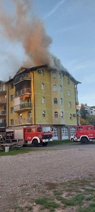 СРБАЦ, 21. ОКТОБРА /СРНА/ - У пожару на кровној конструкцији стамбене зграде у Српцу два стана на четвртом спрату потпуно су уништена, а повријеђена су и двојица ватрогасаца.