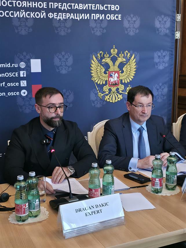 БЕЧ, 22. ОКТОБРА /СРНА/ - Савјетник предсједника Народне скупштине Републике Српске за међународно право Драган Дакић затражио је од ОЕБС-а да процијени изборне посљедице свих значајних интервенција, укључујући и оне које потичу од међународних власти, те указао и на обуставу јавног финансирања СНСД-а и Уједињене Српске.