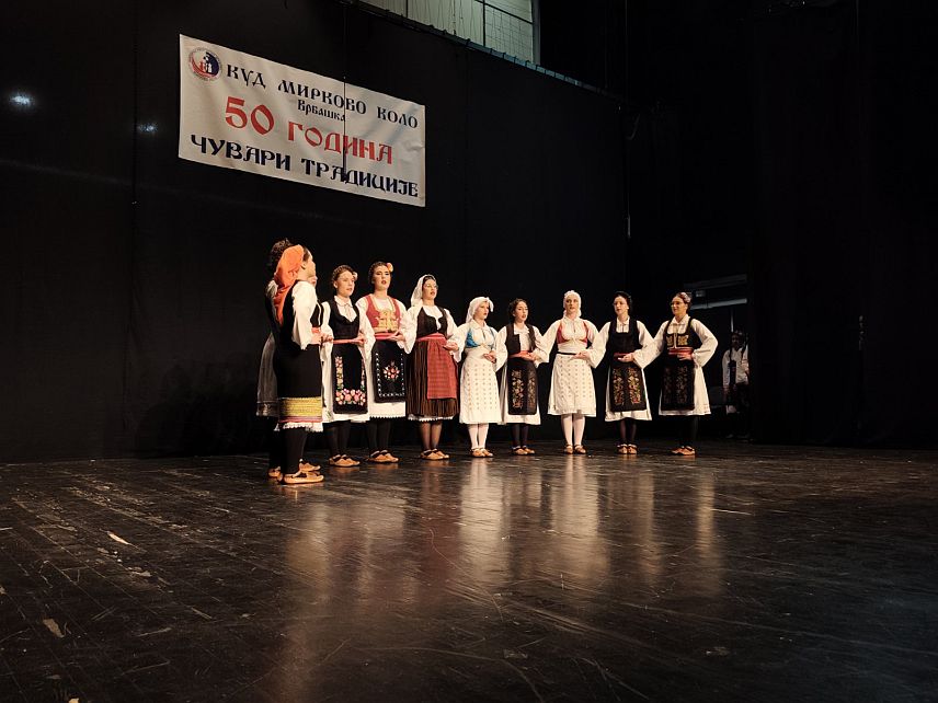 ГРАДИШКА, 24. ОКТОБРА /СРНА/ - Културно-умјетничко друштво "Мирково коло" из Врбашке обиљежило је 50 година постојања концертом у Културном центру у Градишци.