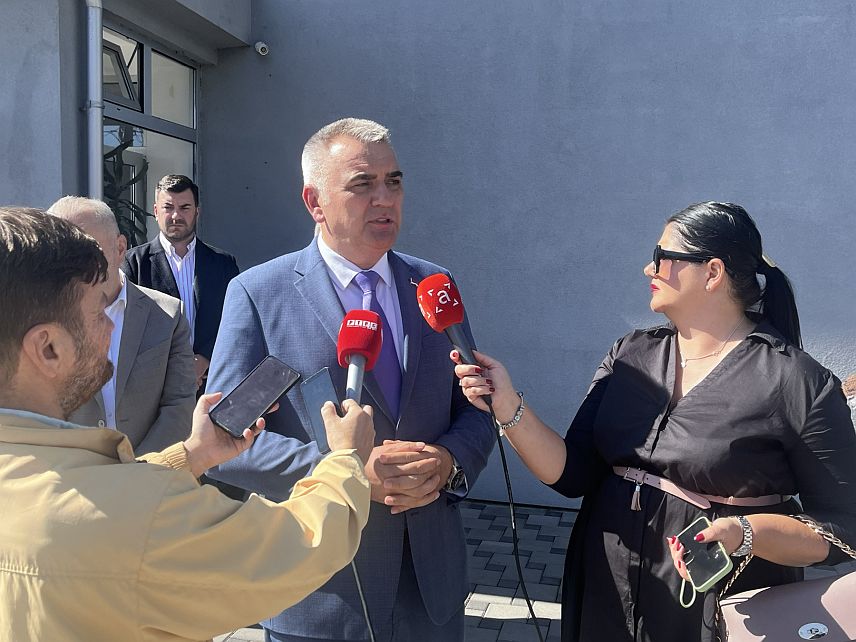БИЈЕЉИНА, 2. ОКТОБРА /СРНА/ - Предсједник Владе Републике Српске Саво Минић након састанка са руководством фирме за производњу аутомобилских дијелова "Пасс" у насељу Љесковац.