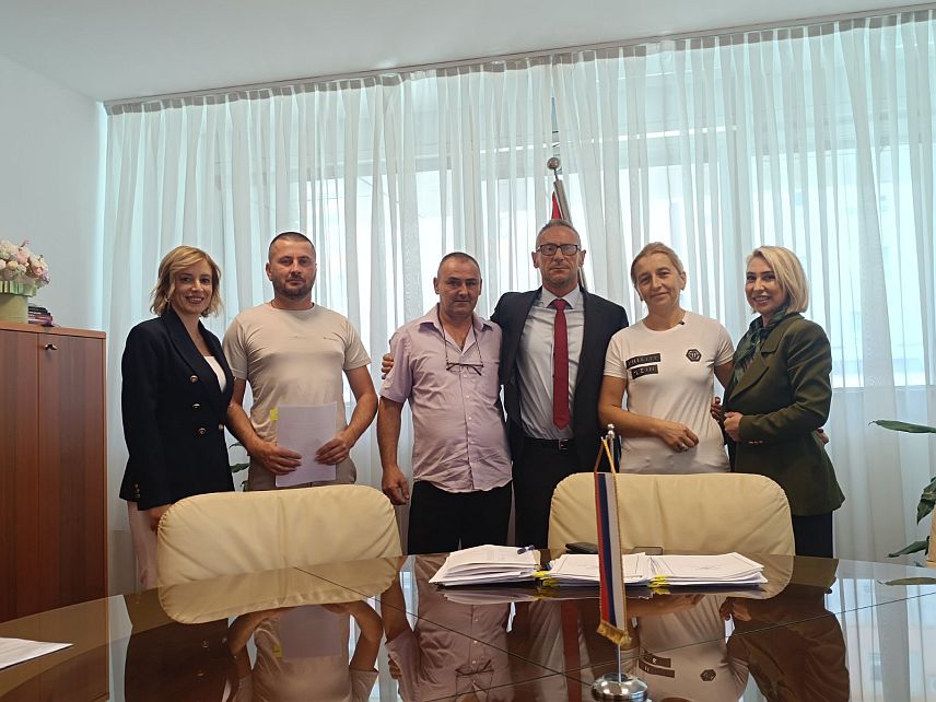 БАЊАЛУКА, 2. ОКТОБРА /СРНА/ - На јавном позиву за самозапошљавање незапослене дјеце бораца погинулих у Одбрамбено-отаџбинском рату прошло је 136 корисника, за које је Влада Републике Српске обезбиједила укупно 2,72 милиона КМ. Министар рада и борачко-инвалидске заштите Републике Српске Радан Остојић потписао је данас уговоре са корисницима средстава.