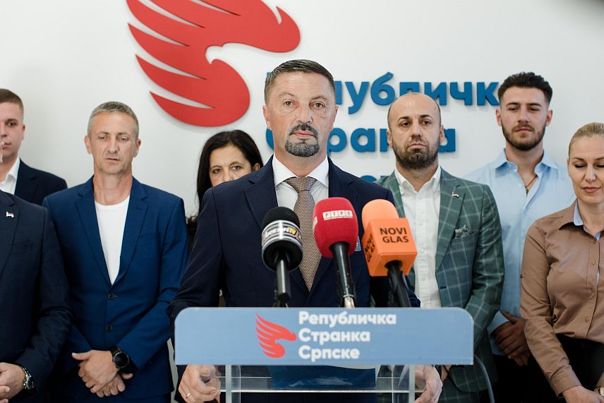 БИЈЕЉИНА, 2. ОКTОБРА /СРНА/ - Предсједник Републичке странке Српске /РСС/ Славенко Ристић. на конференцији за новинаре данас у Бијељини.