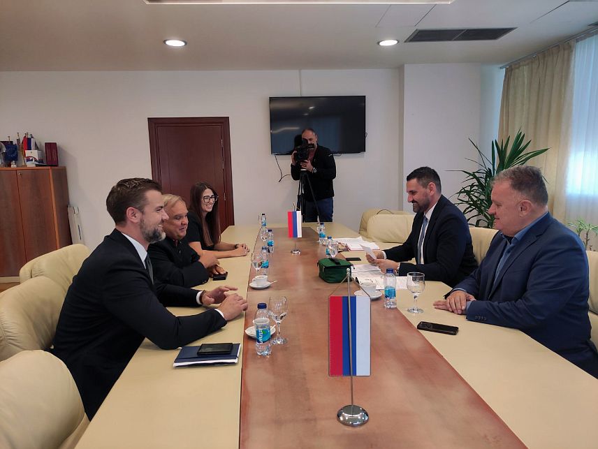 БАЊАЛУКА, 2. ОКТОБРА /СРНА/ - Министар за европске интеграције и међународну сарадњу Републике Српске Златан Клокић изјавио је данас да ће аустријска фирме "Стикс" /STYX Naturcosmetic GmbH"/ на подручју Градишке отворити предузеће које ће се, између осталог, бавити производњом чоколаде.