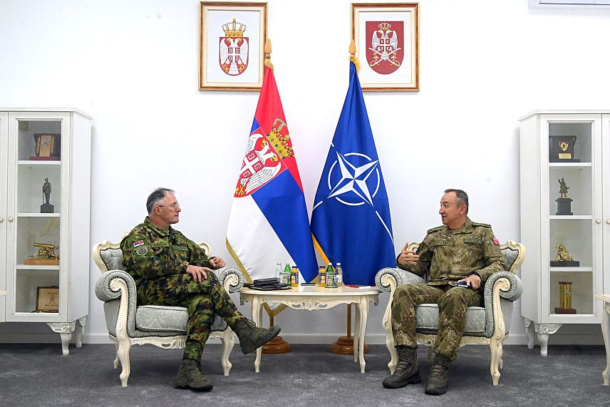 БЕОГРАД, 2. ОКТОБРА /СРНА/ - Начелник Генералштаба Војске Србије генерал Милан Мојсиловић указао је током опроштајне посјете команданта КФОР-а турског генерал-мајора Озкана Улуташа, да се Срби на Косову и Метохији не осјећају безбједно и да је обавеза КФОР-а да их заштити, као и српско вјерско, културно и историјско насљеђе.