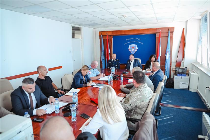 БАЊАЛУКА, 2. ОКТОБРА /СРНА/ - Министар унутрашњих послова Републике Српске Жељко Будимир изјавио је да су полицијски службеници опредијељени да предузму све потребне мјере и радње како би изборни процес протекао мирно, безбједно и без нарушавања јавног реда и мира.