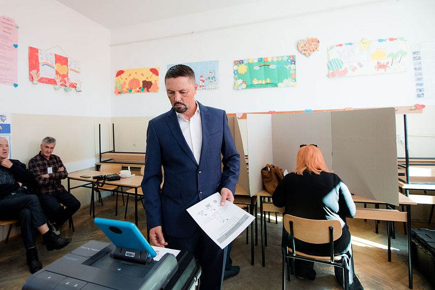 БИЈЕЉИНА, 4. ОКTОБРА /СРНА/ - Носилац листе РСС-а за Народну скупштину Републике Српске у Изборној једини шест Славенко Ристић гласао је данас на бирачком мјесту у Основној школи "Јован Дучић" у Бијељини.