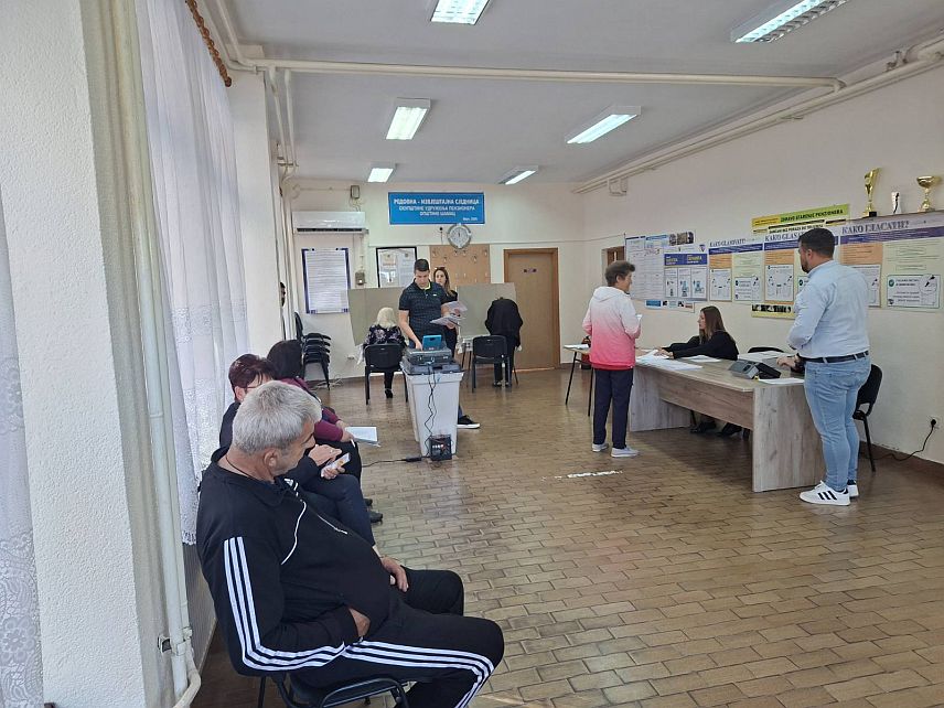 ШАМАЦ 4. ОКTОБАР /СРНА/ - На подручју Шамца до 15.00 часова гласао је 5.371 бирач или 34,59 одсто, а изборни процес се одвија без проблема.