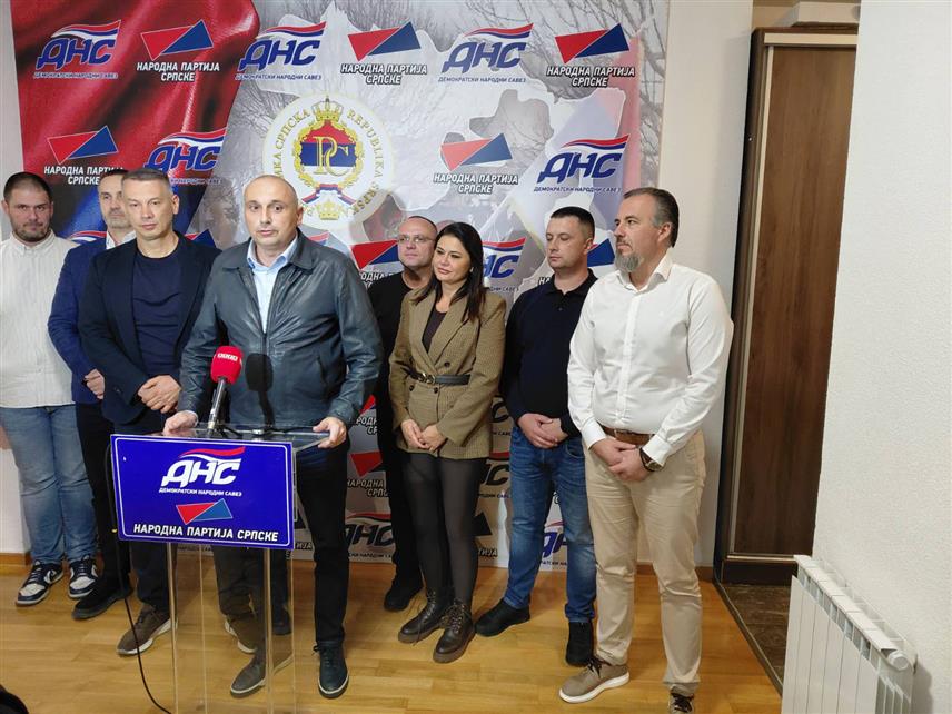 БАЊАЛУКА, 4. ОКТОБРА /СРНА/ - Предсједник ДНС-а Ненад Нешић и предсједник НПС-а Дарко Бањац на конференцији за новинаре у Бањалуци.