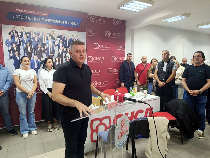МРКОЊИЋ ГРАД, 4. ОКТОБРА /СРНА/ - Предсједник Општинског одбора СНСД-а Мркоњић Град Драган Вођевић прогласио је вечерас 15. убједљиву страначку побједу у овој општини и истакао да ће то омогућити развој у наредне четири године.