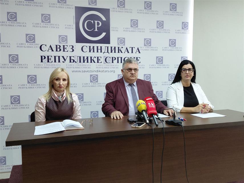 БАЊАЛУКА, 5. ОКТОБРА /СРНА/ - Предсједник Синдиката образовања, науке и културе Републике Српске Драган Гњатић, предсједник Синдикалне организације Центра за предшколско васпитање и образовање Бањалука Слађана Мишић и учитељица у Основној школи "Доситеј Обрадовић" у Добоју Божица Глигорић на конференцији за новинаре у Бањалуци.