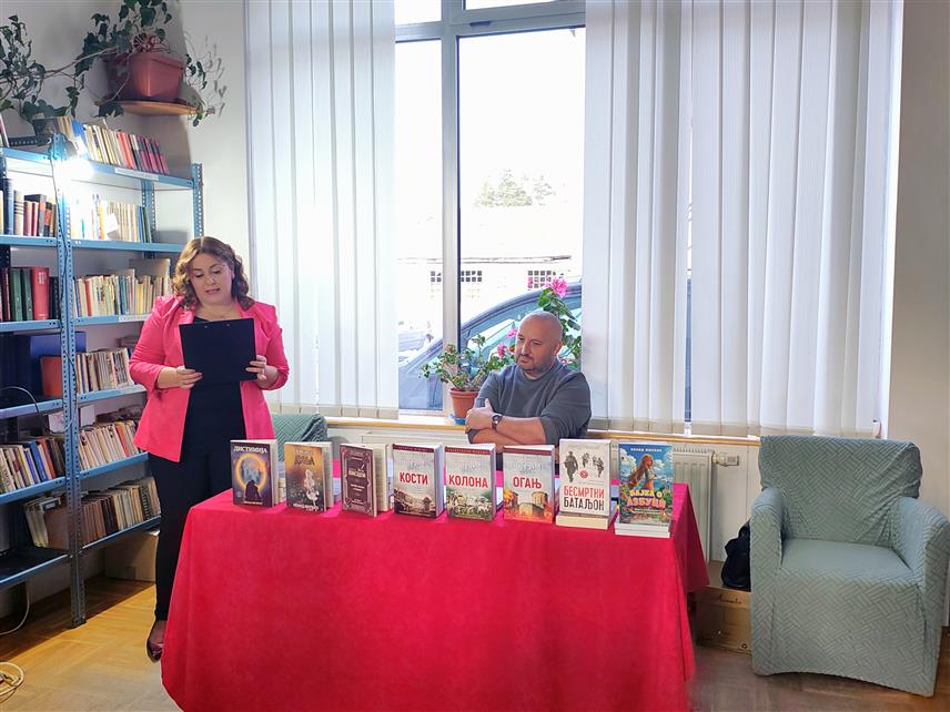 СОКОЛАЦ, 5. ОКТОБРА /СРНА/ - Књижевник Ненад Милкић из Малог Зворника представио је публици у Сокоцу свој књижевни опус, а фокус је био на његовим књигама које су изашле у протекле три године.