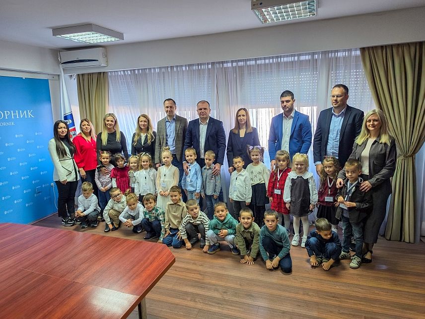 ЗВОРНИК, 7. ОКТОБРА /СРНА/ - Градоначелник Зворника Бојан Ивановић примио је делегацију малишана из Дјечијег вртића "Наша радост" и симболично предао кључеве града дјечаку Јовану Деурићу, који ће наредних седам дана са својим друговима "управљати" градом на Дрини.