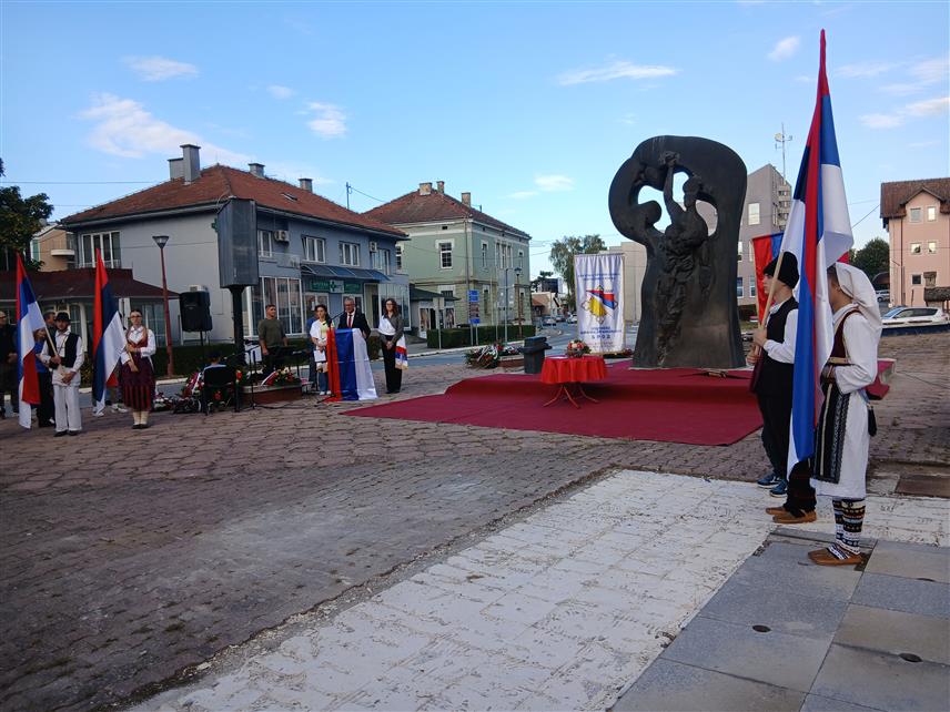 БРОД, 7. ОКТОБРА /СРНА/ - Припадници Војске Републике Српске су након уласка у Брод 6. октобра 1992. године затекли спаљене и миниране куће, седам логора и десет масовних гробница, истакнуто је данас у Броду гдје је поводом 34 године од његовог ослобођења служен парастос за све страдале војнике и српске цивиле.