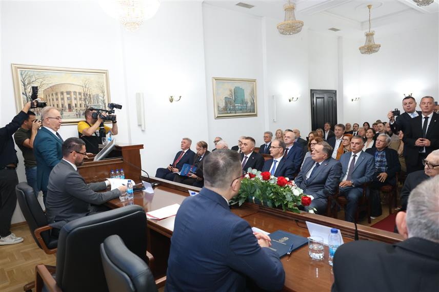 БАЊАЛУКА, 9. ОКТОБРА /СРНА/ - Манифестација "Од знања ћуприја - наука и знање у служби јединства и будућности српског народа" почела је данас у Бањалуци, а присуствују јој предсједници влада Србије и Републике Српске Ђуро Мацут и Саво Минић. /Фото - Борислав Здриња/
