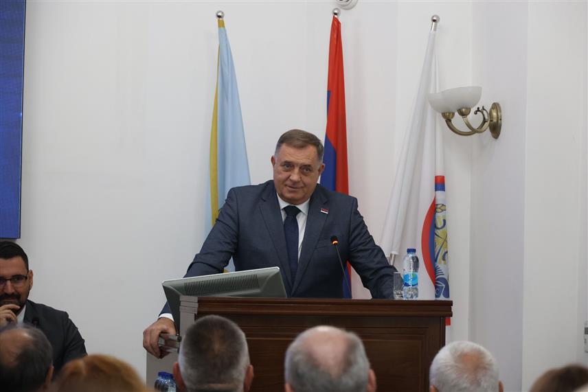 БАЊАЛУКА, 9. ОКТОБРА /СРНА/ - Предсједник Милорад Додик у обраћању присутнима на манифестацији "Од знања ћуприја" која се одржава у Академији наука и умјетности Републике Српске /АНРУС/ у Бањалуци. /Фото - Борислав Здриња/