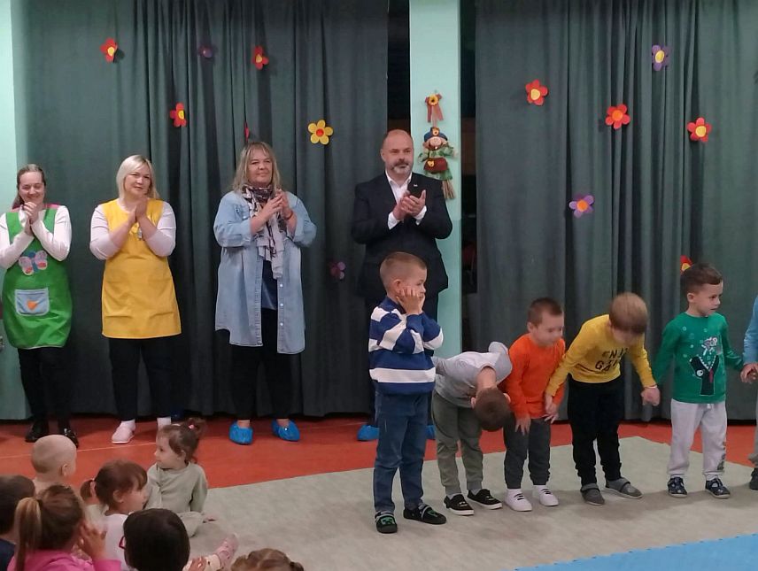 ВИШЕГРАД, 9. ОКТОБРА /СРНА/ - Начелник општине Вишеград Младен Ђуревић посјетио је вртић "Невен", гдје је поводом завршетка Недјеље дјетета уручио пригодне поклоне малишанима и разговарао са руководством о даљем унапређењу услова боравка и рада у овој установи.