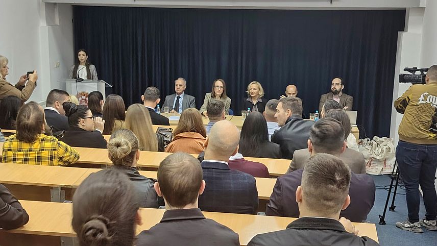 ПАЛЕ, 9. ОКТОБРА /СРНА/ - Студенти прве генерације Катедре за новинарство и политикологију Филозофског факултета Универзитета у Источном Сарајеву окупили су се данас на пријему којим је обиљежено 20 година постојања и рада тог студијског програма.