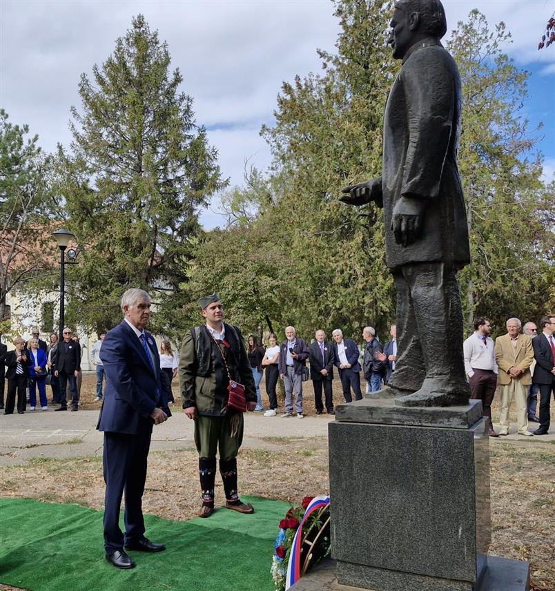 ИДВОР, 9. ОКТОБРА /СРНА/ - У Идвору су данас обиљежене 172 године од рођења великог српског научника Михајла Пупина, а тим поводом положени су вијенци и одржана свечана академија. Обиљежавању је присуствовао и министар за људска и мањинска права и друштвени дијалог Србије у техничком мандату Демо Бериша.