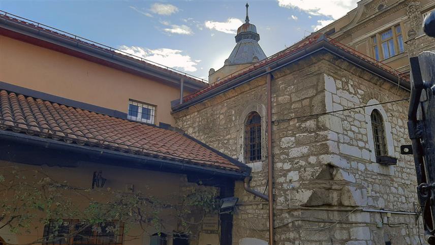 САРАЈЕВО, 9. ОКТОБРА /СРНА/ - Ризница Старе православне цркве на Башчаршији крије непроцјењиво благо српског, православног народа не само на простору Сарајева него и читаве БиХ, а мало ко, осим оних који се баве историјском и умјетничком грађом, зна да се ту налази, између осталог, новац из доба цара Душана и Сарајевски препис законоправила Светог Саве из 13. вијека.