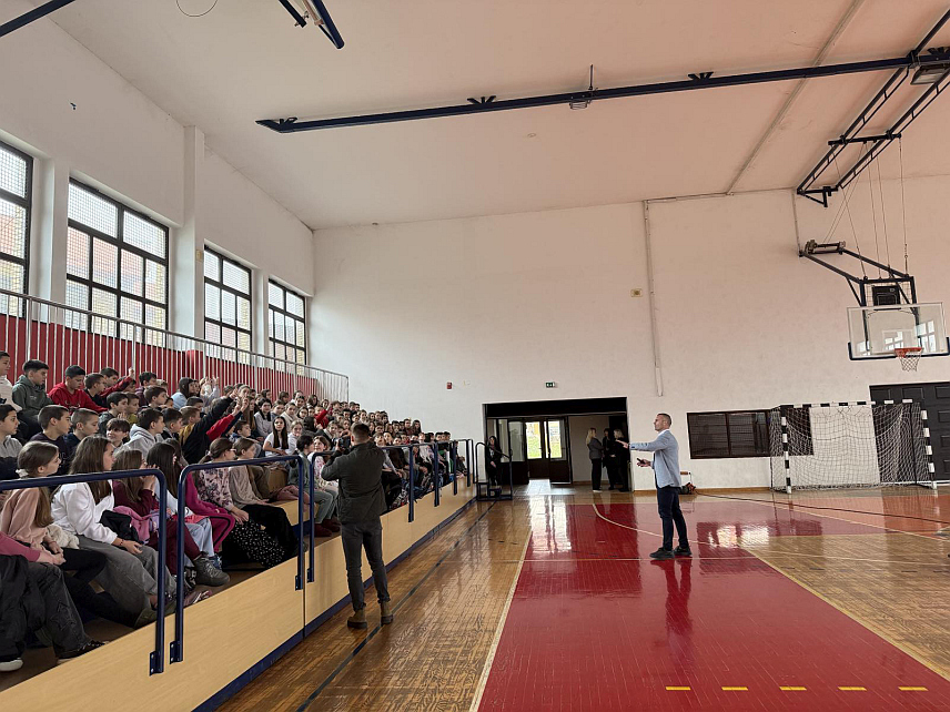 БАЊАЛУКА, 10. ФЕБРУАРА /СРНА/ - Предавање о потенцијалним опасностима на интернету и како се заштитити, ученицима четвртих и петих разреда Основне школе "Милош Црњански" у Бањалуци одржали су полицијски службеници Јединице за високотехнолошки криминалитет Управе криминалистичке полиције МУП-а Српске поводом Дана безбједног интернета.