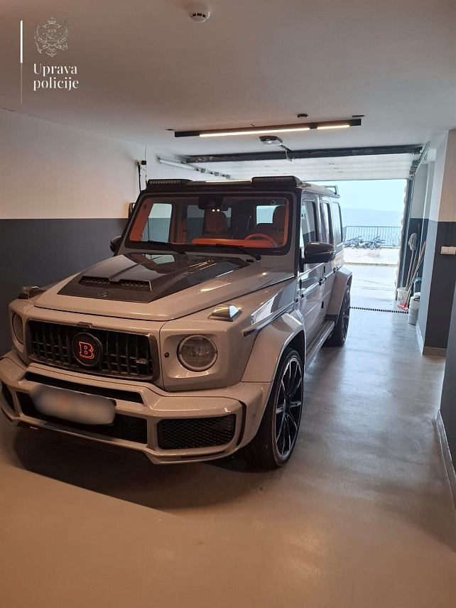 ПОДГОРИЦА, 10. ФЕБРУАРА /СРНА/ - Велика полицијска акција проведена је у насељу Кавач код Котора, претресени су комплекси лица Р. З. и његове супруге T. З, а одузета су и четири скупоцјена аутомобила, од којих је једно вриједно око пола милиона евра.