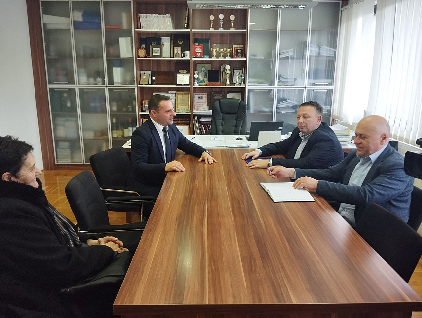 БИЛЕЋА, 10. ФЕБРУАРА /СРНА/ - Породица Попара, чији је стамбени објекат уништен у земљотресу прије четири године у Билећи, у наредна два мјесеца добиће нову кућу у насељу Подосоје, у коју ће Републички секретаријат за расељена лица и миграције уложити 82.000 КМ.