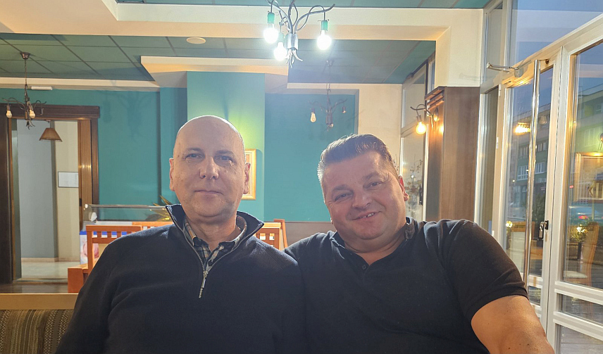 РУДО, 10. ФЕБРУАРА /СРНА/ - Потпредсједник Социјалистичке партије Српске /СПС/ Максим Скоко разговарао је са одборником у Скупштини општине Рудо Браниславом Ћуповићем, који је одлучио да напусти садашњу партију Народни фронт и приступи СПС-у.