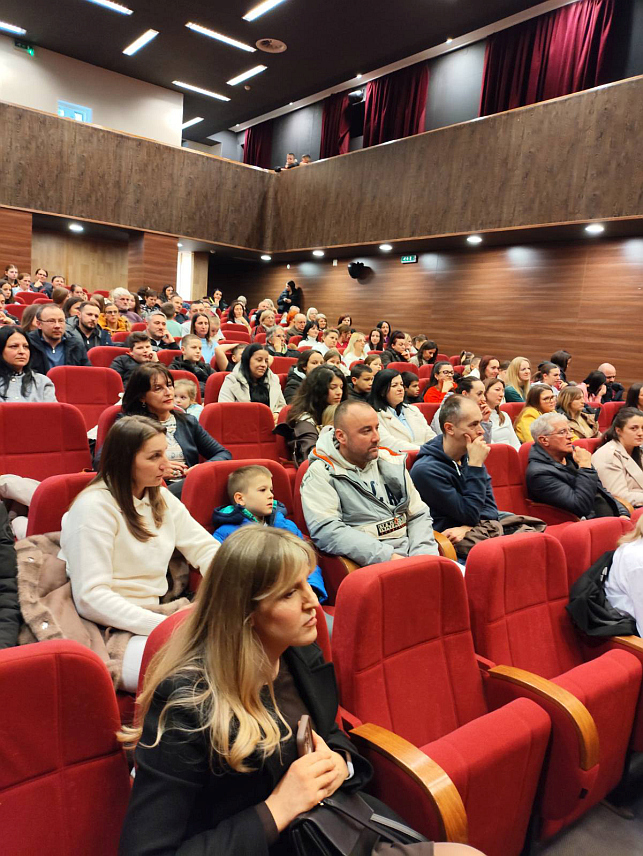 БРАТУНАЦ, 10. ФЕБРУАРА /СРНА/ - Филмови "Ватрени лисац" и "Крвна група" приказани су вечерас у оквиру десетих јубиларних "Дана руског филма" у Братунцу.