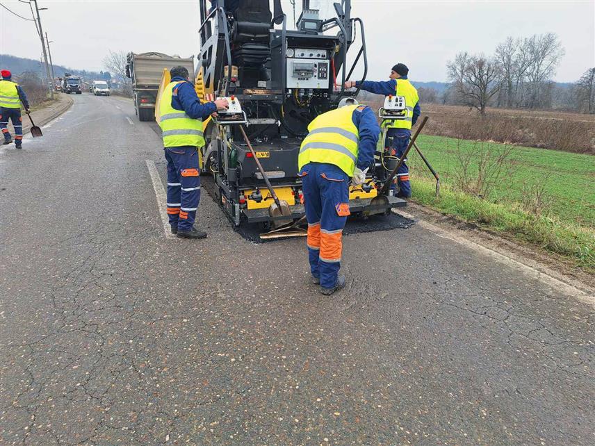 БАЊАЛУКА, 11. ФЕБРУАРА /СРНА/ - На магистралном путу Костајница-Козарска Дубица почела је санација ударних рупа, речено је Срни у предузећу "Путеви Републике Српске".
