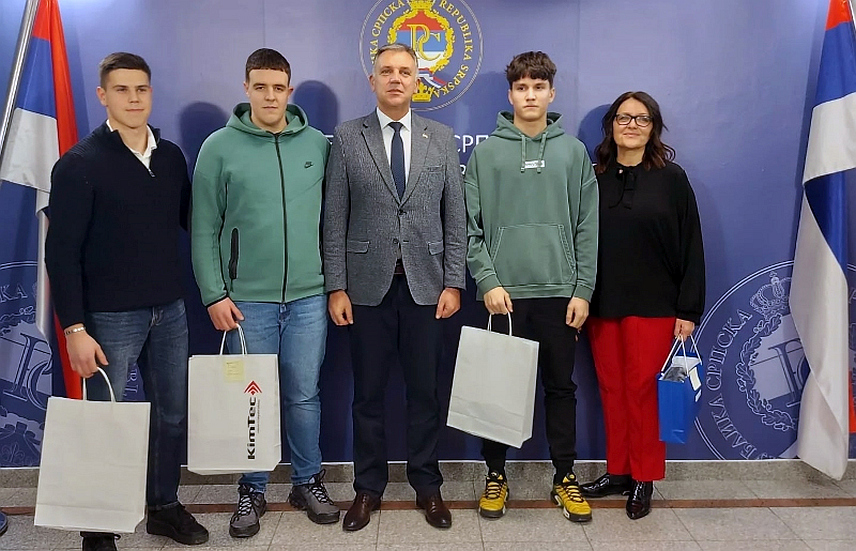 ЗВОРНИК, 11. ФЕБРУАРА /СРНА/ - Зворнички основци и средњошколци Моња Милановић, Николина Лулеџија, Огњен Бјековић, Лука Марковић и Јасмин Лолић освојили су значајна признања на конкурсу "Како бити сигуран на интернету", саопштено је данас из Градске управе Зворник.