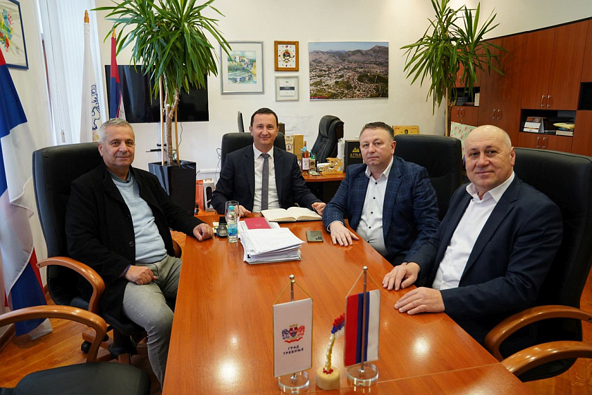 БАЊАЛУКА, 11. ФЕБРУАРА /СРНА/ - Вршилац дужности директора Републичког секретаријата за расељена лица и миграције Слађан Јовић разговарао је данас у Требињу са градоначелником Мирком Ћурићем.