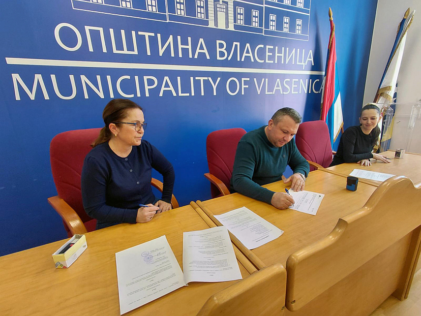 ВЛАСЕНИЦА, 11. ФЕБРУАРА /СРНА/ - Меморандум о сарадњи, који представља темељ за јачање локалне пољопривреде и промоцију домаће хране са посебним фокусом на економско оснаживање жена из руралних подручја, потписан је данас у Власеници у оквиру пројекта "Жене за одрживо Подриње", вриједног око 5.000 евра.
