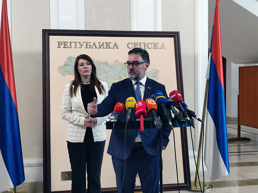 БАЊАЛУКА, 11. ФЕБРУАРА /СРНА/ - Министар спољне трговине и економских односа у Савјету министара Сташа Кошарац изјавио је данас у Бањалуци да због поданичког односа једне структуре у Савјету министара према ЕУ нису у могућности да уведу заштитне мјере када је ријеч о пољопривредним производима, иако би то било најбоље да би се могла заштитити домаћа производња.