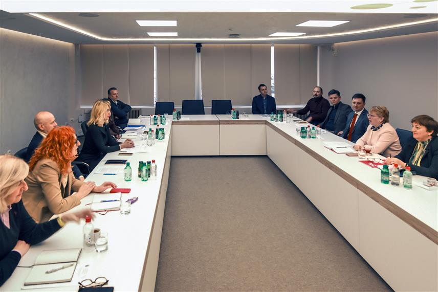 САРАЈЕВО, 11. ФЕБРУАРА /СРНА/ - Представници Регулаторне агенције за комуникације /РАК/ и Асоцијације кабловских оператера и дистрибутера мрежних услуга БиХ истакли су потребу да се сузбију све незаконитости на тржишту дистрибуције медијских услуга у БиХ.