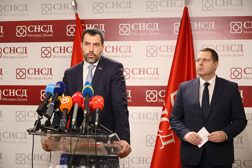 БАЊАЛУКА, 11. ФЕБРУАРА /СРНА/ - Организациони секретар СНСД-а Игор Додик и портпарол СНСД-а Радован Ковачевић на конференцији за новинаре данас у Бањалуци. /Фото - Борислав Здриња/