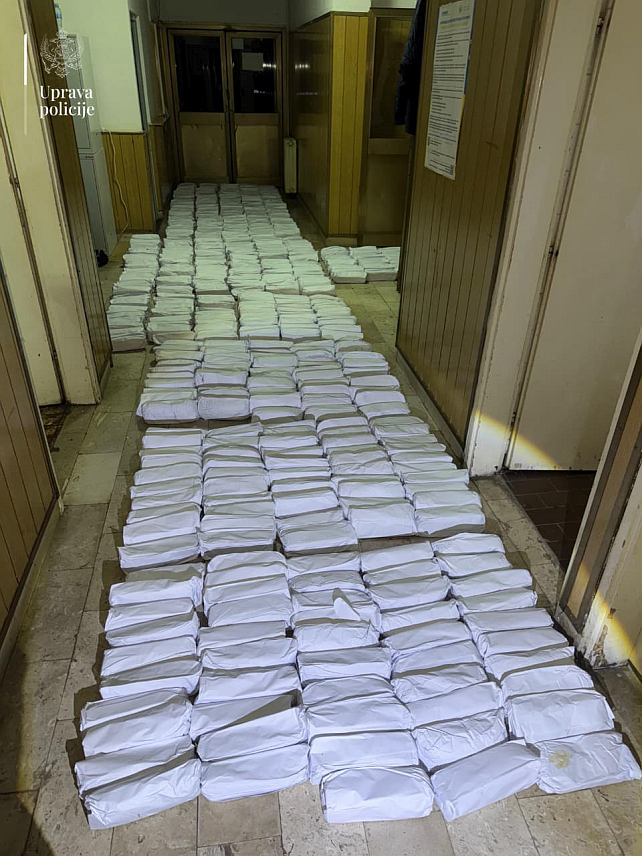 ПОДГОРИЦА, 11. ФЕБРУАРА /СРНА/ - Полиција је у мјесту Врањ у Тузима ухапсила два лица осумњичена за недозвољену трговину дуваном у вриједности од око 23.000 евра, као и за фалсификовање регистарских ознака.