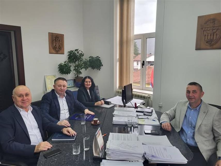 ЉУБИЊЕ, 11. ФЕБРУАРА /СРНА/ - Изградње стамбене зграде са шест станова, намијењених породицама чије су куће претрпјеле значајна оштећења у земљотресу прије четири године, требало би да буде завршена до краја септембра, најављено је данас на састанку вршиоца дужности директора Републичког секретаријата за расељена лица и миграције Републике Српске Слађана Јовића и начелника општине Љубиње Стеве Драпића.