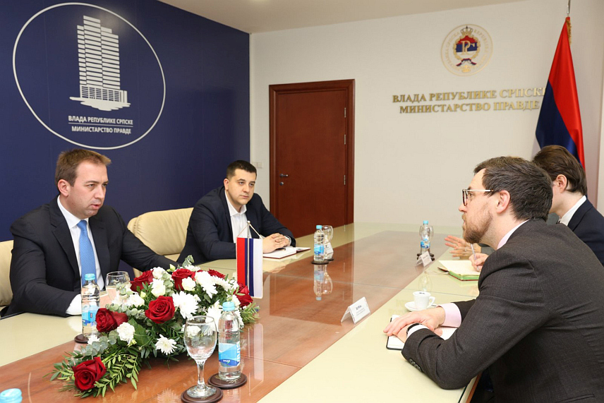 БАЊАЛУКА, 11. ФЕБРУАРА /СРНА/ - Министар правде Републике Српске Горан Селак поручио је у разговору са британским званичницима да је затварање ОХР-а и одлазак страних судија из Уставног суда БиХ питање пуне уставне зрелости и суверености домаћих институција, те да се само на основу унутрашњег договора конститутивних народа и ентитета може градити одржив политички систем.