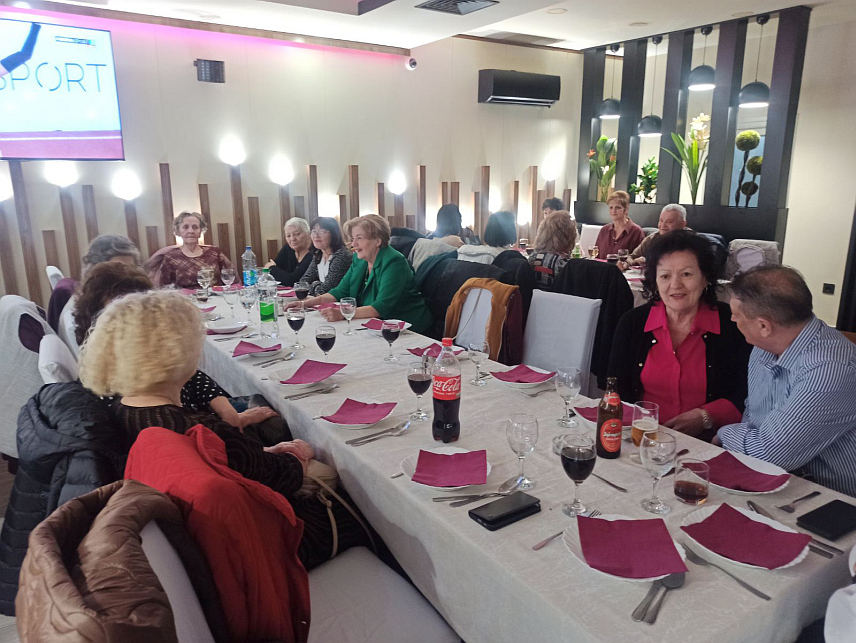 ЗВОРНИК, 11. ФЕБРУАРА /СРНА/ - Пензионери из Републике Српске и Србије данас су са заједничког дружења у Зворнику поручили младима да не одлазе у иностранство, него да остану и раде у својим земљама, да их економски развијају, а демографски подмлађују, уз оцјену да треба цијенити и поштовати своје државе у којима могу остварити своје младалачке циљеве.