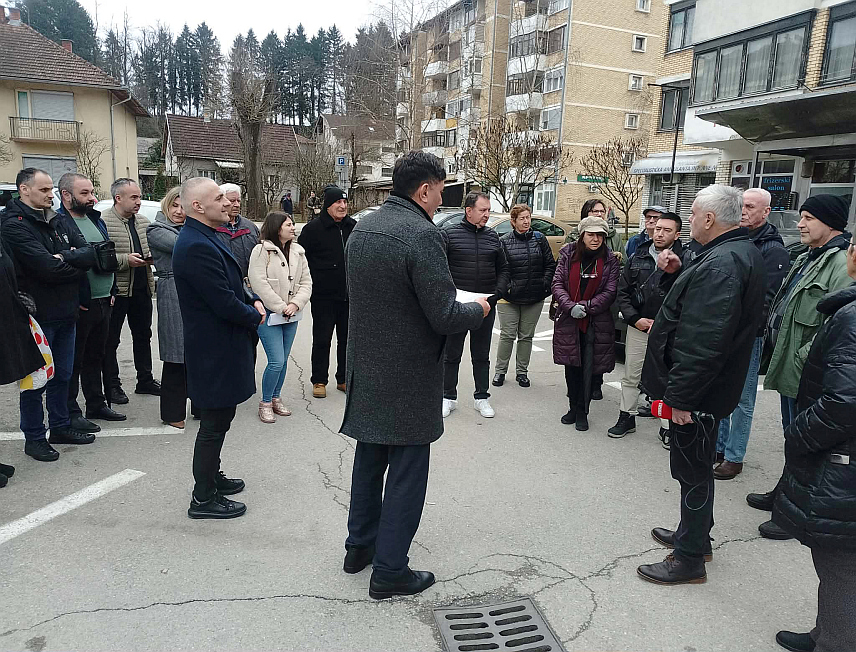 НОВИ ГРАД, 11. ФЕБРУАРА /СРНА/ - Начелник општине Нови Град Мирослав Дрљача састао се данас са станарима зграда у Видовданској улици и информисао их да ће за осам дана по судској пресуди парцела од око 300 метара квадратних у извршном поступку бити предата тужиоцу.