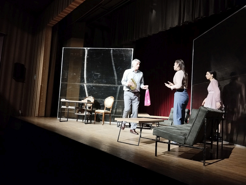 БИЛЕЋА, 11. ФЕБРУАРА /СРНА/- Представу "Народни посланик" Бранислава Нушића у режији Горана Булајића вечерас је у Билећи извело Никшићко позориште.