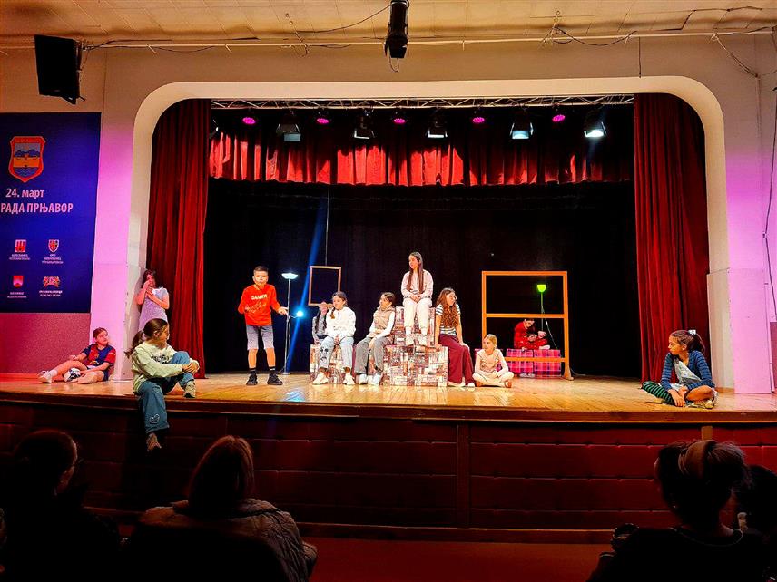 ПРЊАВОР, 11. ФЕБРУАРА /СРНА/ - Драмска сцена Српског просвјетног и културног друштва /СПКД/ "Просвјета" Прњавор вечерас је имала 82. позоришну премијеру извођењем представе "Склони се да преживиш" настале на основу збирке прича, односно "Приручника за преживљавање пубертета" аутора Бранкице Радоњић.
