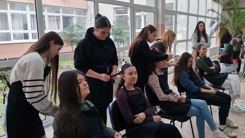 ДОБОЈ, 11. ФЕБРУАРА /СРНА/ - Ученици Средњошколског центра у Добоју организовали су хуманитарну акцију за помоћ Бојани Савић /23/, којој је потребно 20.000 евра за лијечење у Бјелорусији, гдје јој је заказана трансплантација бубрега.